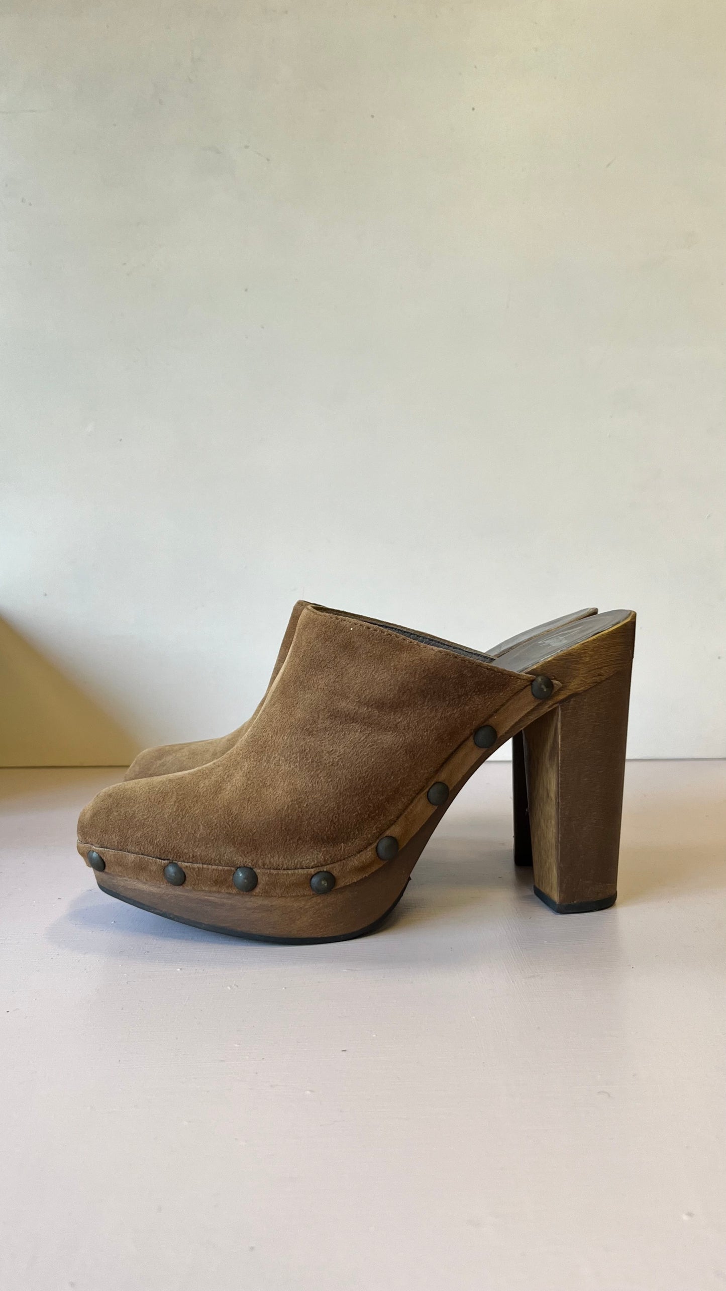 Zoccoli in pelle scamosciata anni ‘2000