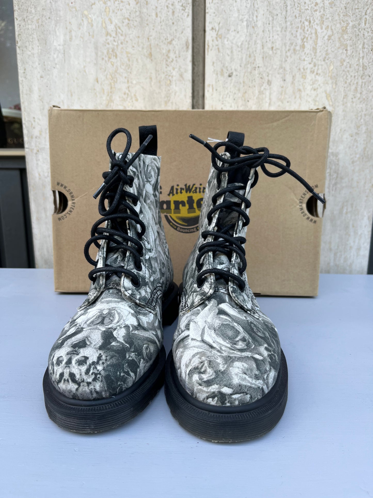 Dr. Martens fiorate in tela