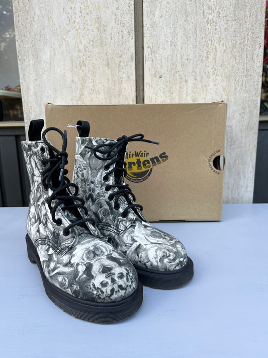 Dr. Martens fiorate in tela